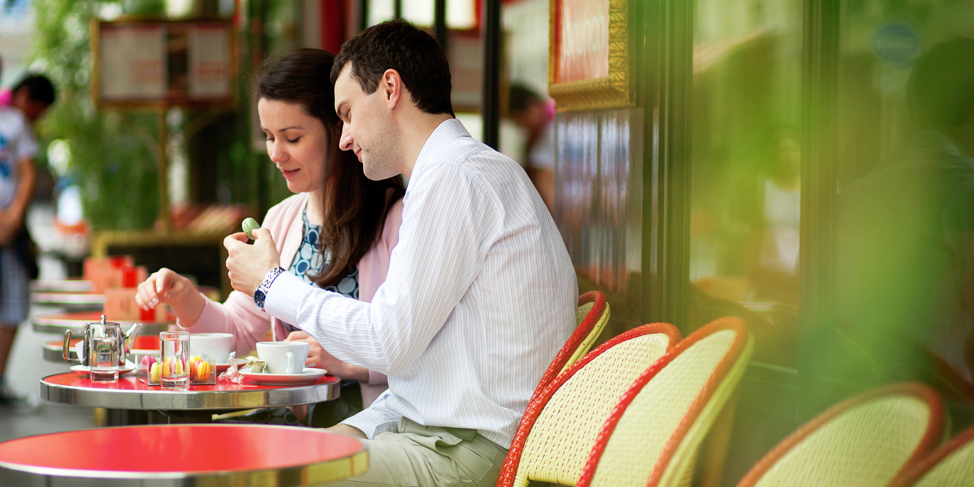 Занять место за столиком. Пара в летнем кафе. Люди в кафе. Пара обедает в летнем кафе. Пара обедает в ресторане.