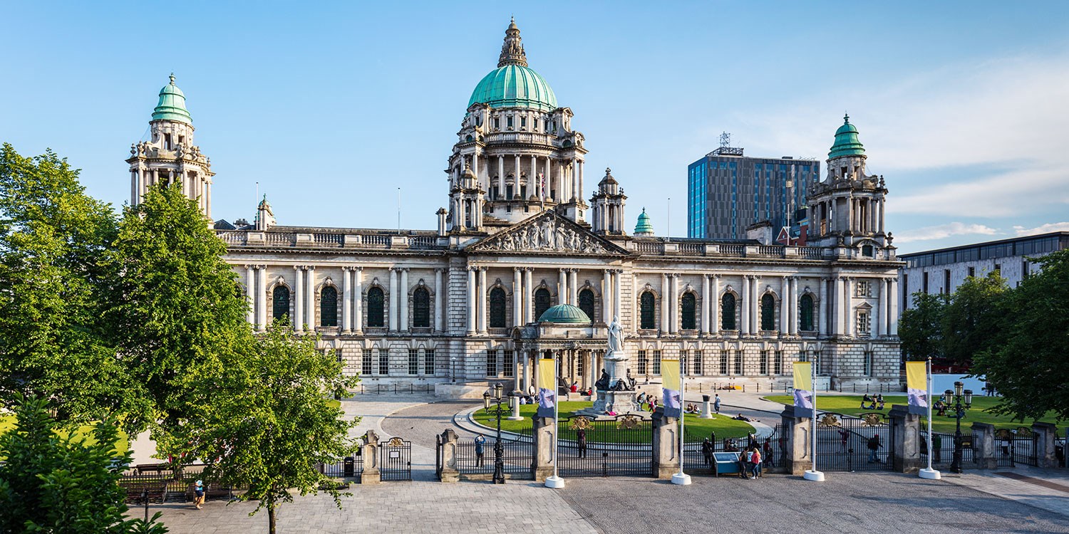 £8 – Hop-on, hop-off Belfast bus tour: 48-hour pass | Travelzoo