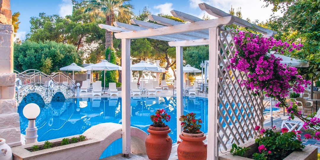 £399pp—Greece lux suite week in Halkidiki w/meals & flights Travelzoo