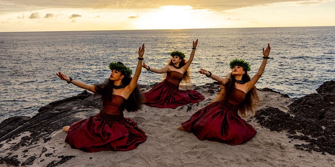 $129—Hawaii oceanfront luau incl. dinner & open bar | Travelzoo