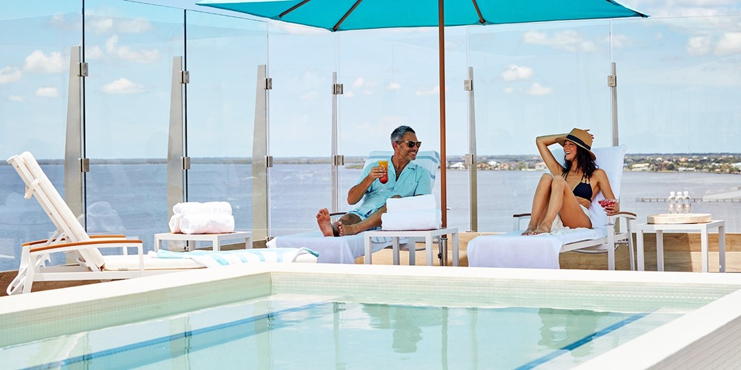 139 دولارًا – يوم سبا وحمام سباحة بالقرب من فورت مايرز