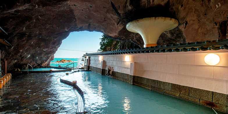 世界遺産熊野古道の拠点 那智勝浦温泉2日間 海望む大洞窟風呂備える宿泊2食付 新幹線のぞみ 特急込 トラベルズー