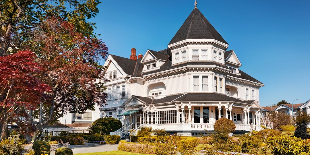 95 & up Victoria Hotel w/Breakfast & Parking, 35 Off Travelzoo