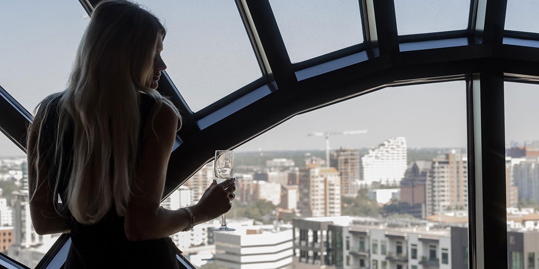 79 دولارًا – عشاء مع إطلالات على وسط المدينة في Crescent Club