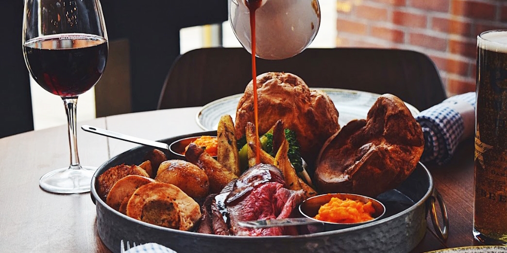 £29 Leeds Sunday roast platter for 2 w/carafe of wine Travelzoo