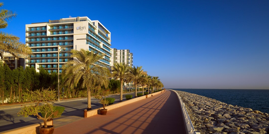 £999pp—Abu Dhabi & Dubai holiday w/QE2 & desert experiences Travelzoo