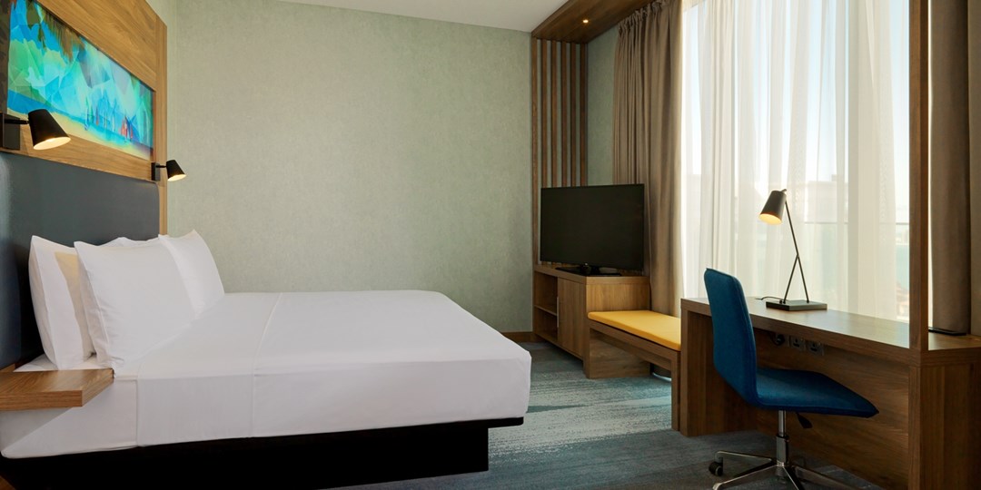 £999pp—Abu Dhabi & Dubai holiday w/QE2 & desert experiences Travelzoo