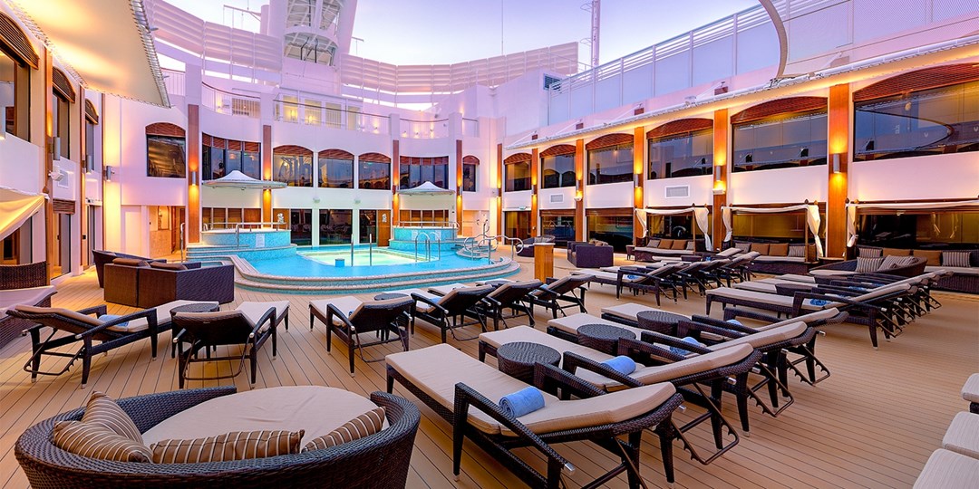 £990pp—Last-min Rugby World Cup break w/tickets & celeb show | Travelzoo