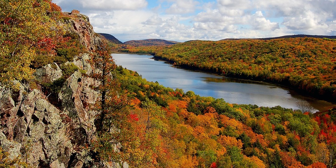 The Best Places to See Fall Foliage in the Midwest | Travelzoo