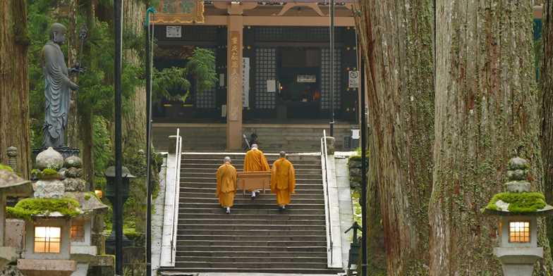 大阪発 高野山2日間 温泉宿坊泊 1人2席バス 専門ガイド付観光 精進料理込2食 ナイトツアー トラベルズー