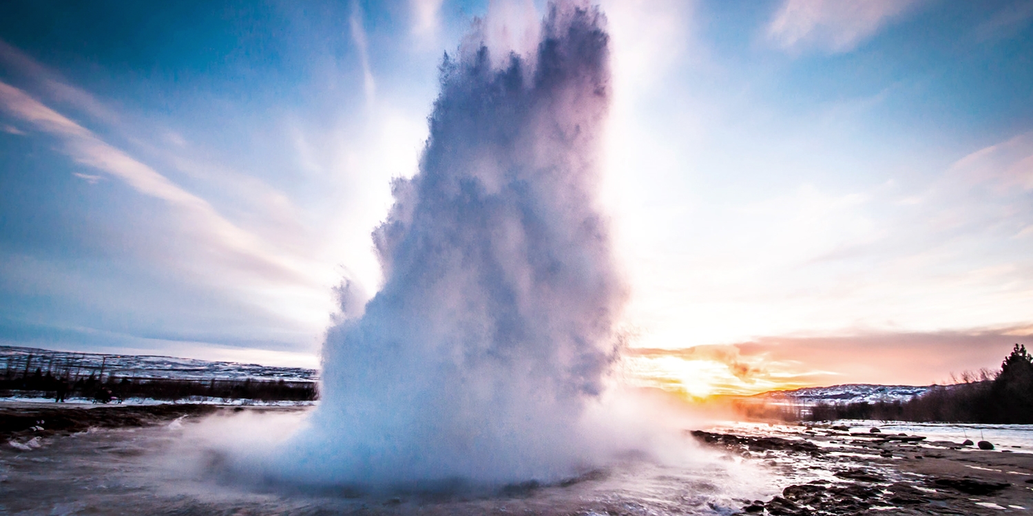 Iceland Escape w/Northern Lights Hunt & Flights Travelzoo
