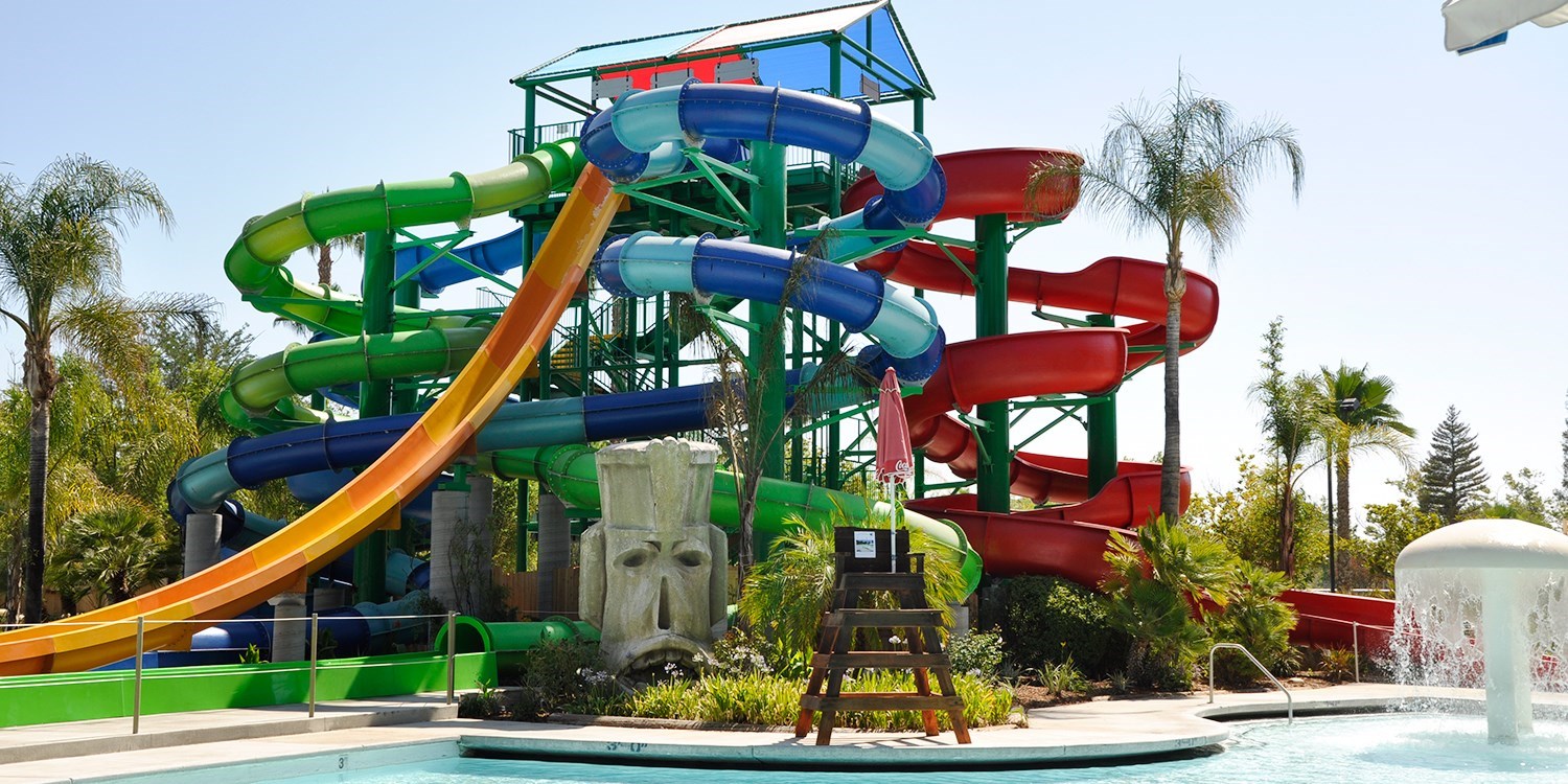 Six Flags Magic Mountain Admission incl. Holiday in the Park Travelzoo