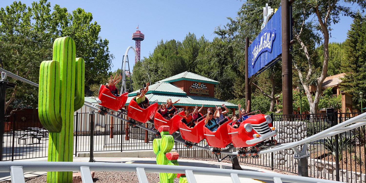 Six Flags Magic Mountain Admission incl. Holiday in the Park Travelzoo
