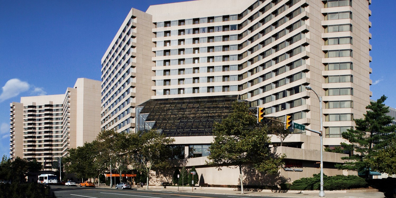 holiday inn national airport/crystal city distance to the crystal gateway marriott