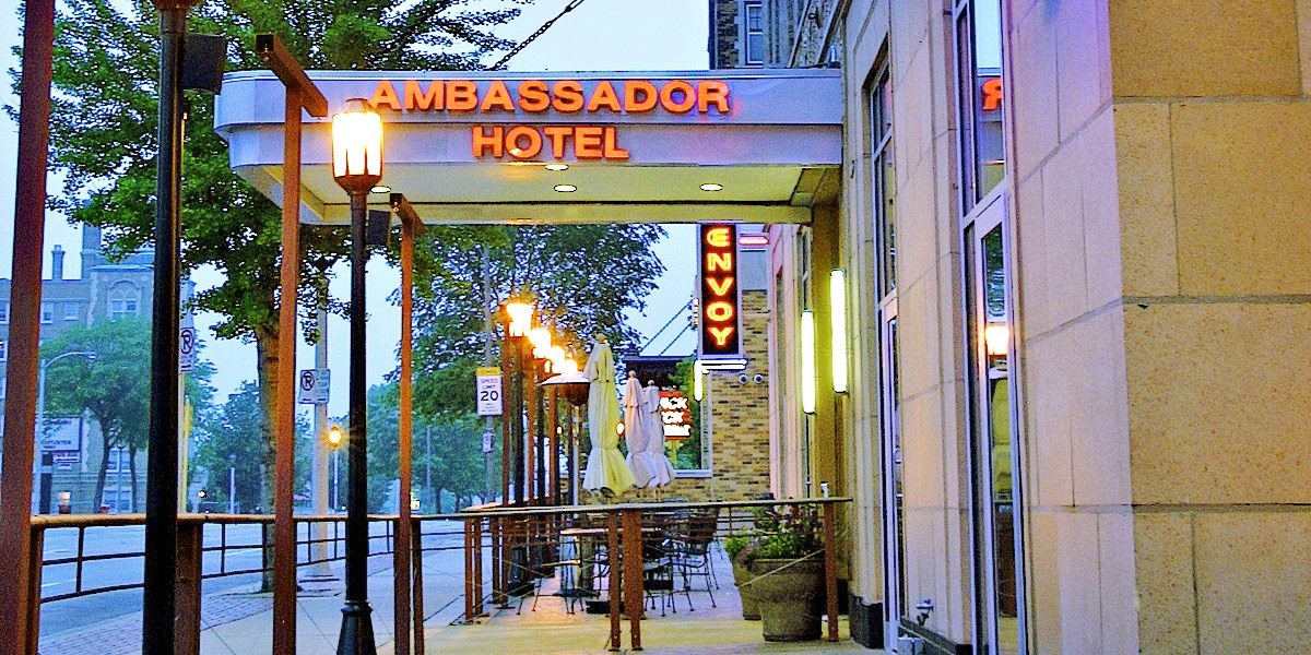 Ambassador Hotel Milwaukee Travelzoo   Tzoo.hd.18648.4105.324627.ambassador Milwaukee 