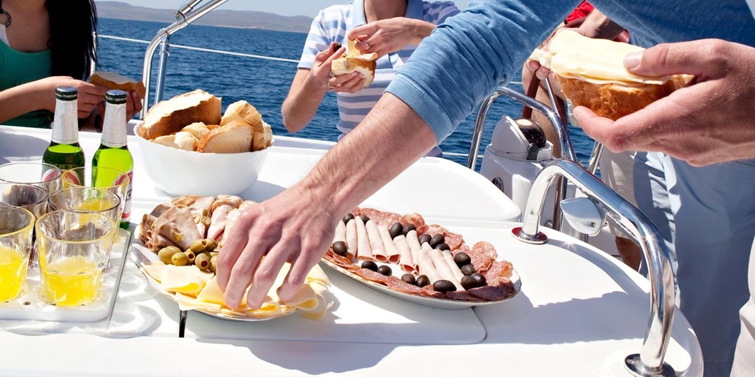 £99 Luxury yacht trip on the Solent w/lunch & champagne Travelzoo