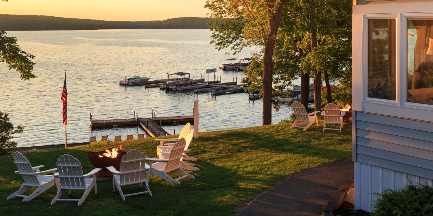$238 &ndash; Vintage Poconos Lakefront Resort, Save 55% -- Tafton, PA